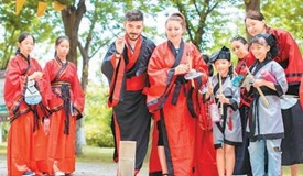 支付宝、微信近期开通支持海外银行卡绑定，为移动支付的中国体验打开“方便之门”—— 外国游客也能“扫码”逛中国