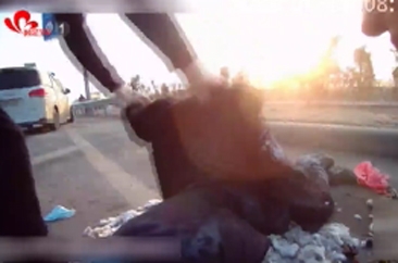 【最暖守护】成武民警脱下警服 为路边受伤老人御寒