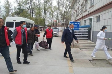  国网菏泽供电公司驻成武县九女集镇工作队关爱孤困老人  托起幸福夕阳红 