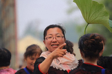 一朵花开 满城好人 | 侯松丽：三十年如一日照顾精神失常婆婆