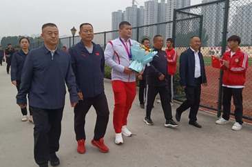  菏泽运动健儿孟令哲载誉返菏，母校师生夹道欢迎 
