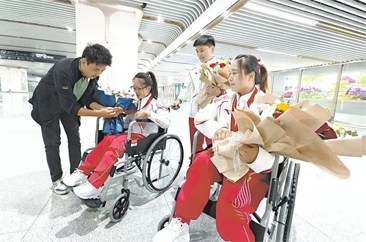  残奥会运动员载誉归来，菏泽市残联在菏泽东站举行欢迎仪式 
