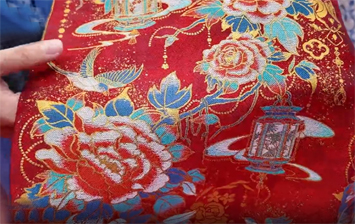  曹县汉服“黑科技”！牡丹花“织”裙子、花香保存两年之久 