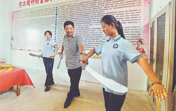 61岁男团长与他的弦子戏剧团