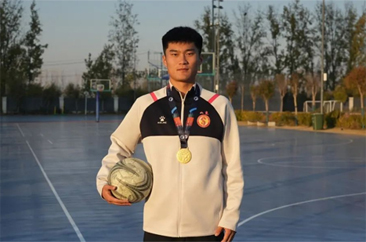  贾伟伟：从田埂上走出的足坛冠军！ 