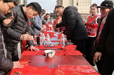  定陶区仿山镇曹楼村：书法家挥毫泼墨送春联 新年祝福走进百姓家 