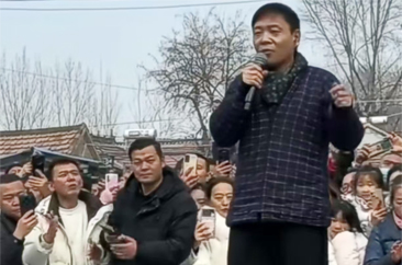  歌手祁隆回菏泽老家 免费为村民开演唱会 