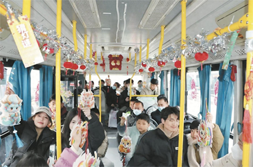  牡丹城乡公交“闹”元宵 民俗满车厢 