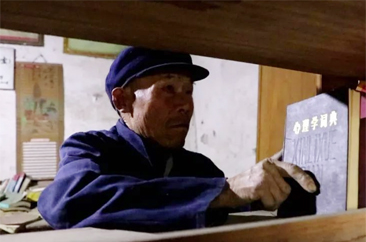 定陶区79岁老人“自办书屋”50载 点亮群众“精神家园”