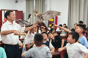  全国最美科技志愿者菏泽林业专家王海明为暑期中小学生科普鸟类保护知识 