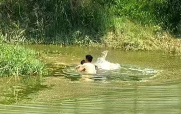  牡丹区村民成福庆勇救溺水者 