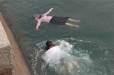  青岛大雨女子落海！菏泽大哥纵身跃海逆流救人！ 