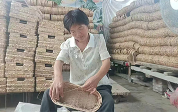 东明县“巾帼致富带头人”李梅英：巧手编出幸福路