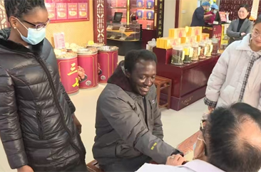  外国夫妻沉浸式体验菏泽中医药文化独特魅力 