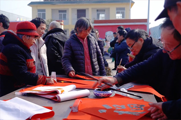  牡丹区吴店镇浆坊村举办“写福联夸模范乐翻天”迎新春文艺汇演活动 