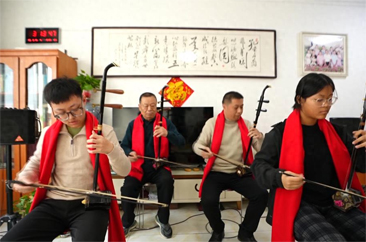  成武县：祖孙三代共同演奏二胡名曲《赛马》 
