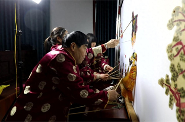  定陶区：非遗皮影映新春 “马年大秀”年味浓 