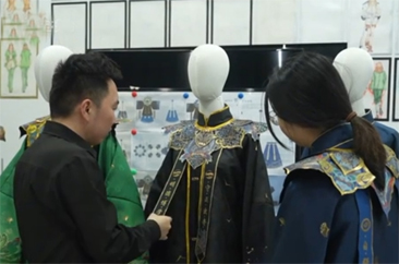  曹县：原创中式学术礼服走红 民族服饰产销两旺 