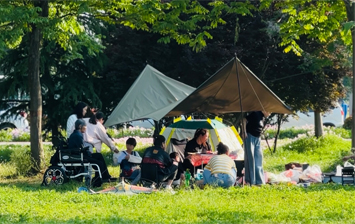 七里河畔月见草盛放，市民家门口悠享“微度假”