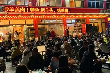  “地摊经济”释放菏泽夏夜活力 