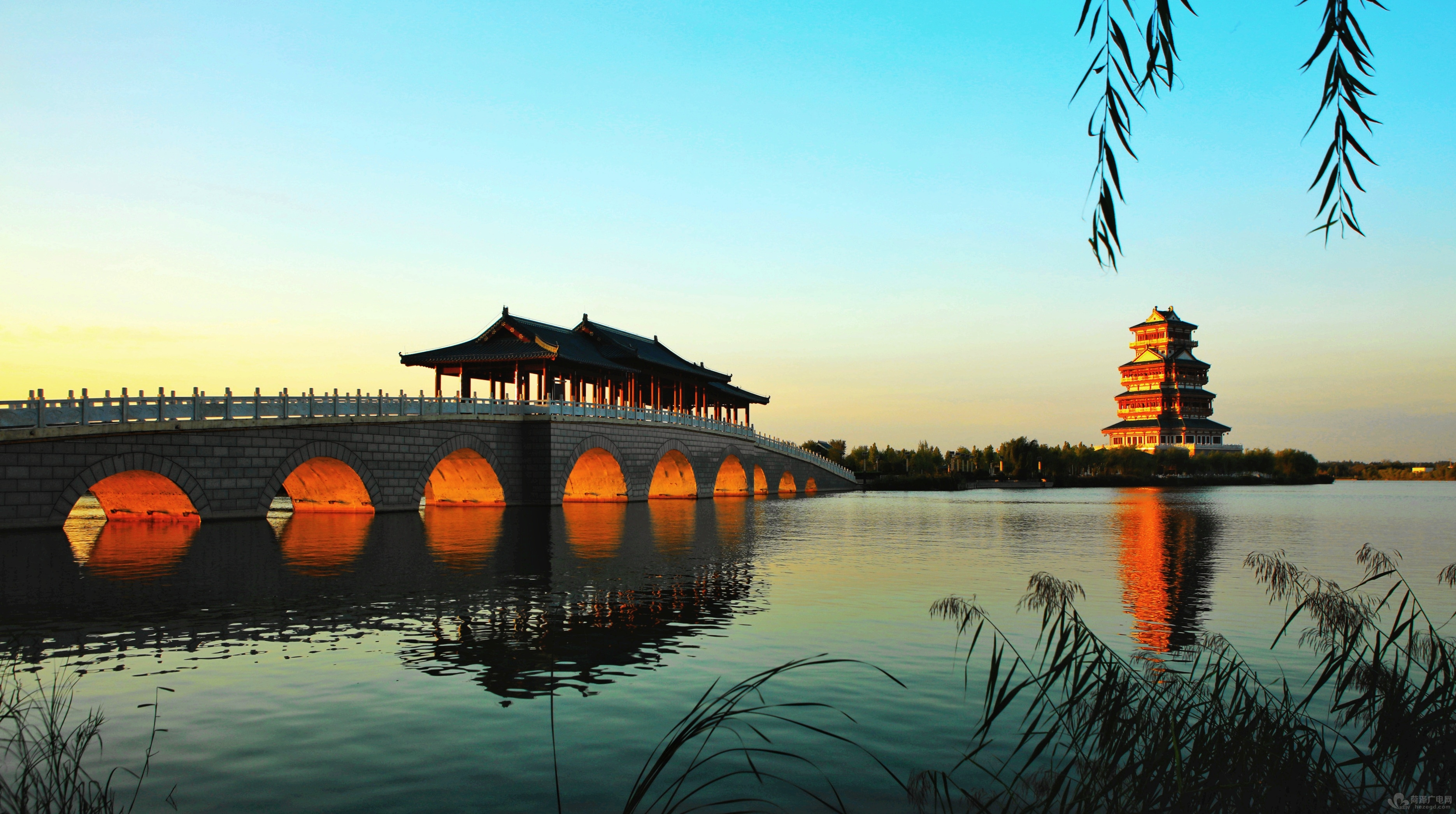 文亭湖夕阳西下 九孔桥金光穿孔