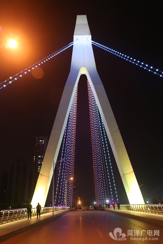 菏泽赵王河上的松花江路桥霓虹闪耀让夜色更璀璨
